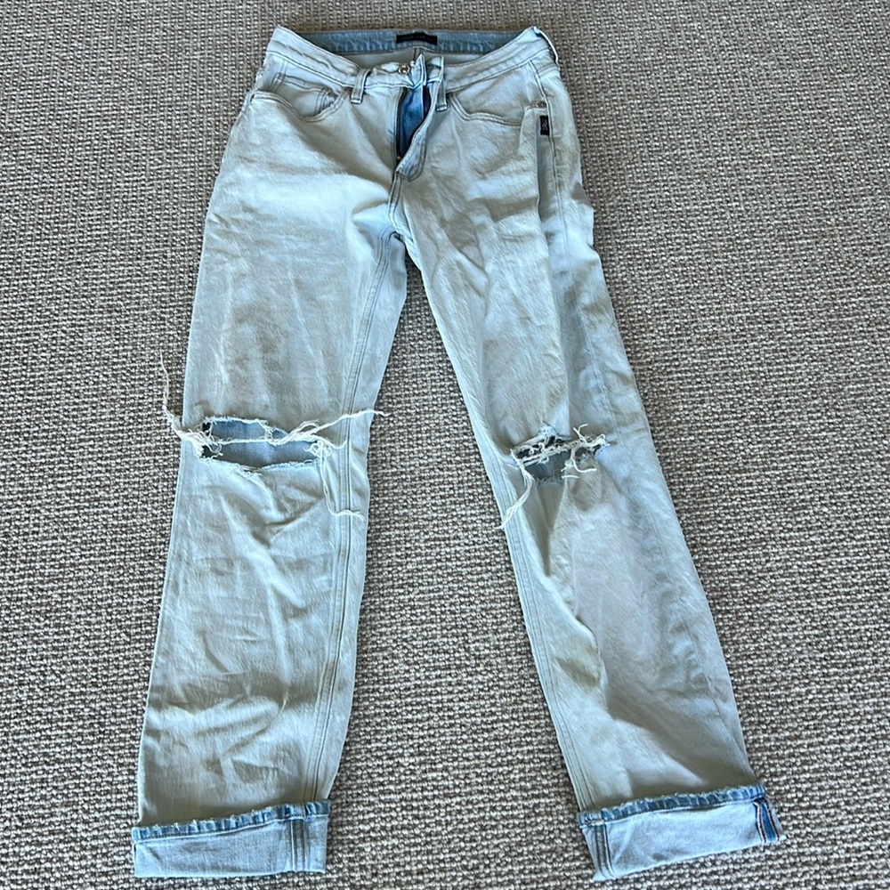 Cute women’s 90s boyfriend jeans!